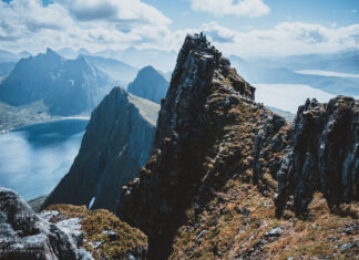 Husfjellet on Senja – A Hike with Views of Norway’s Wild Beauty Husfjellet auf Senja – Hike mit Aussicht auf Norwegens wilde Schönheit