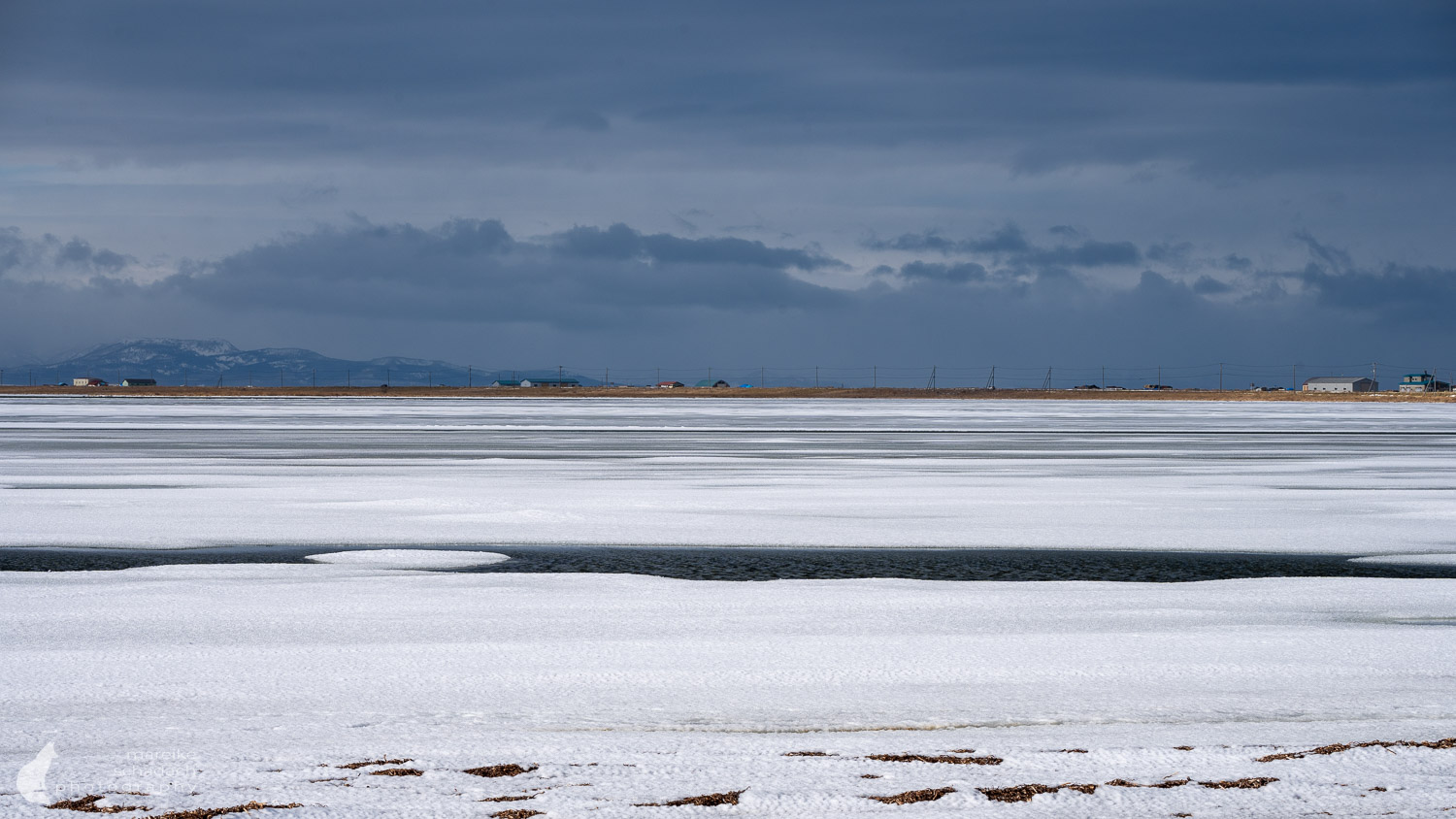 Eis in der Bucht im Winter auf der Notsuke-Halbinsel