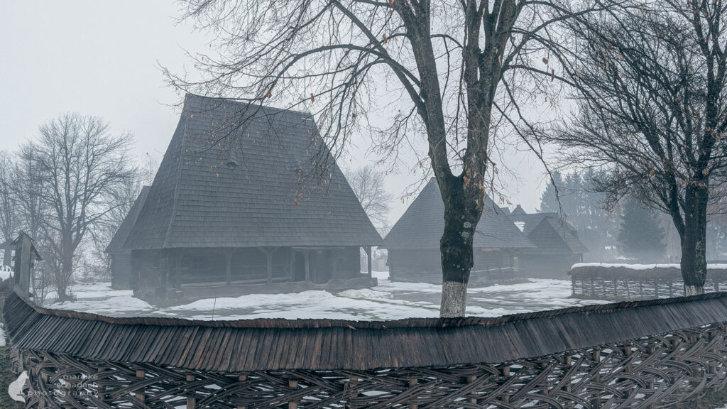 Holzhaus in Maramures im Winter