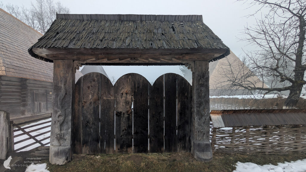Holzportal in Maramures im Winter