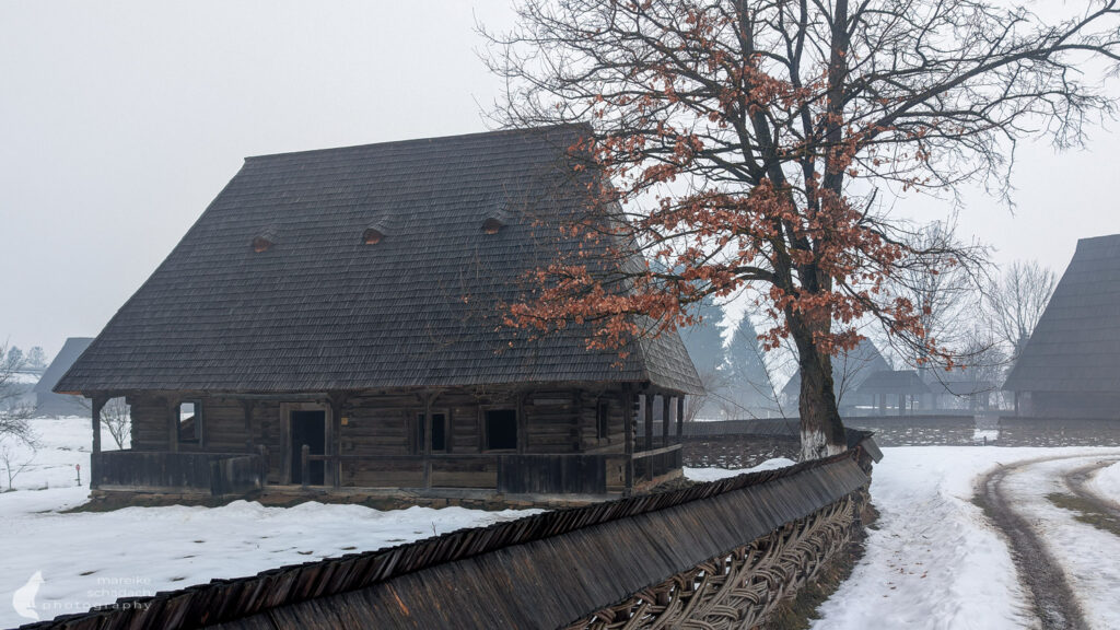 Holzhaus in Maramures im Winter