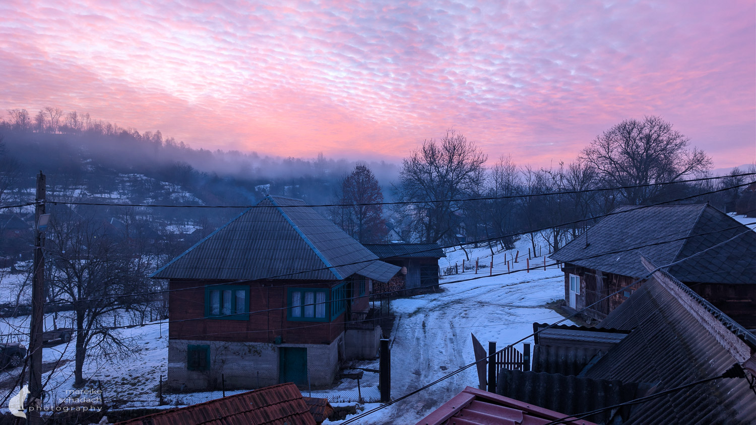Morgenrot im Winter in Maramures