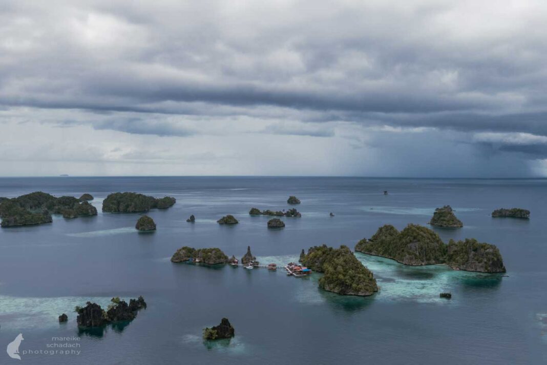 Kajaktour durch die Inselwelt von Misool, Indonesien