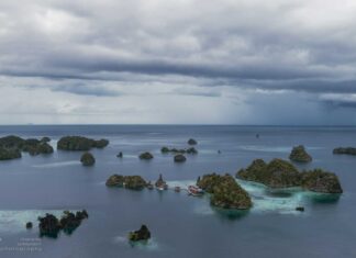 Kayak Tour through the Archipelago of Misool, Indonesia Kajaktour durch die Inselwelt von Misool, Indonesien